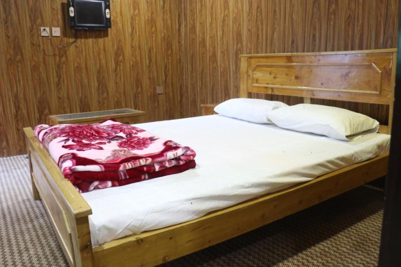 Golden Peak Guest House Gilgit Bagian luar foto
